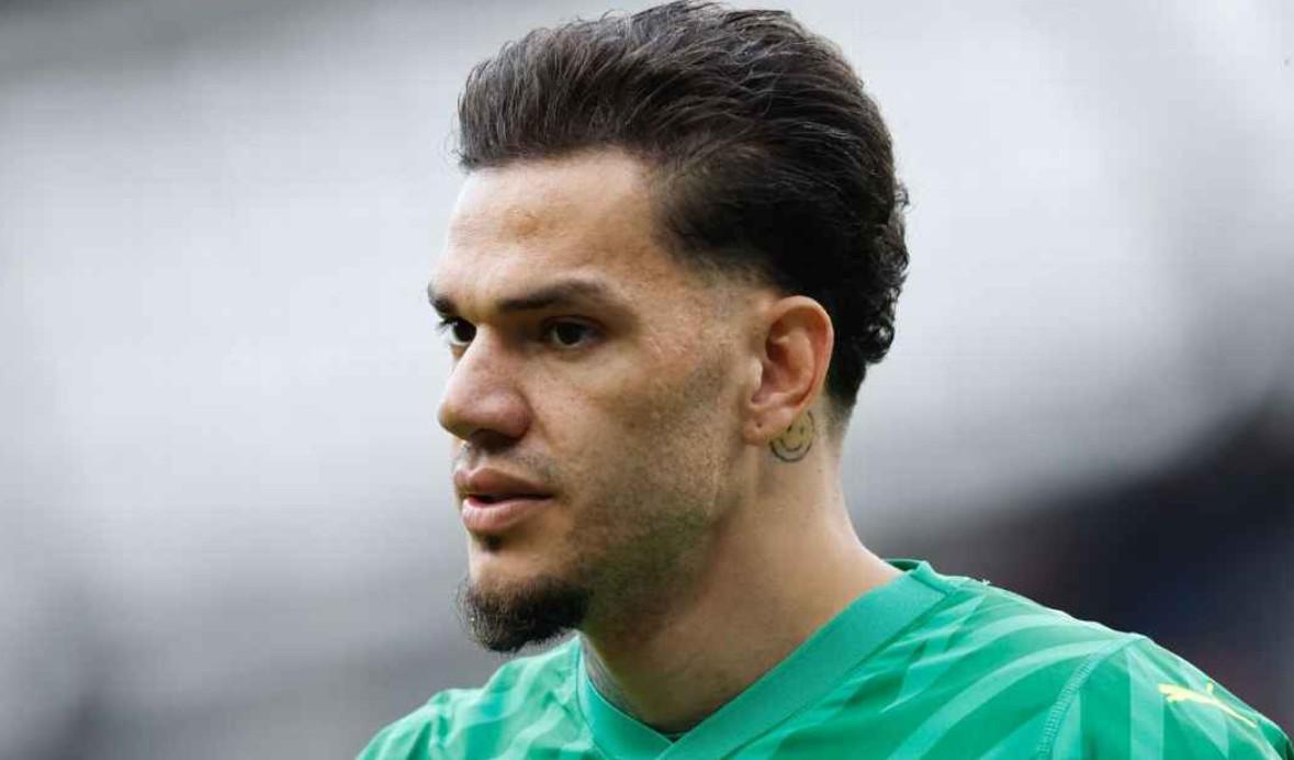 万英镑至, 岁的门将的, 曼城已经询